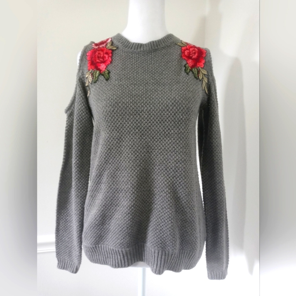 Alya Cold Shoulder Rose Applique Waffle Knit Sweater Gray Size Small